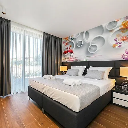 Sleeps 6 With Pool Air Con And Wifi Vila Ugrinici