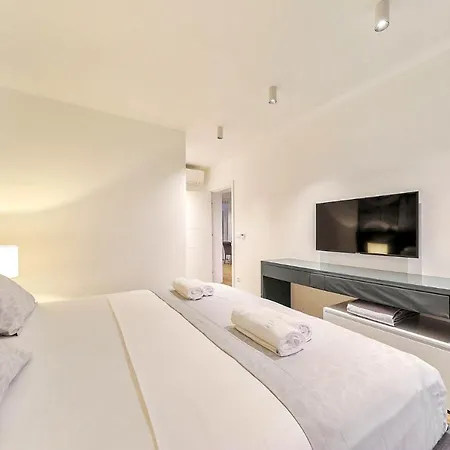 Sleeps 6 With Pool Air Con And Wifi Vila *