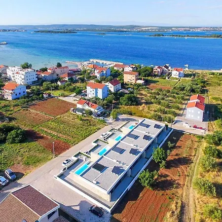 Vila Sleeps 6 With Pool Air Con And Wifi Ugrinici