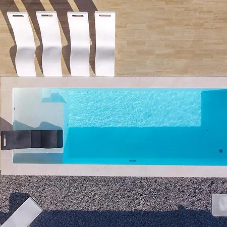 Sleeps 6 With Pool Air Con And Wifi Vila
