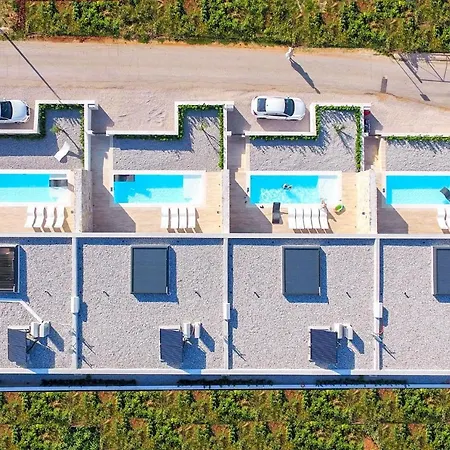 Sleeps 6 With Pool Air Con And Wifi Vila Ugrinici
