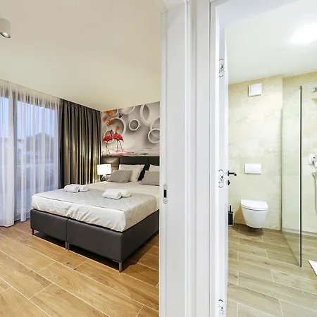 Sleeps 6 With Pool Air Con And Wifi *