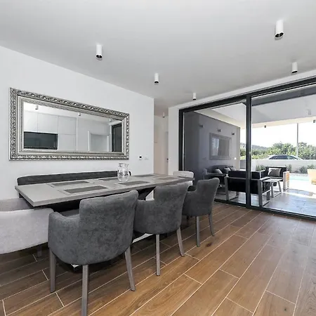 Sleeps 6 With Pool Air Con And Wifi