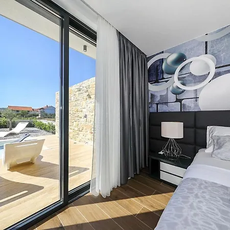 Sleeps 6 With Pool Air Con And Wifi Vila Ugrinici