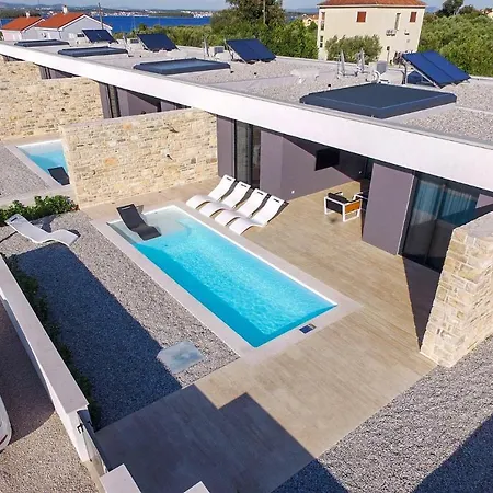 Sleeps 6 With Pool Air Con And Wifi