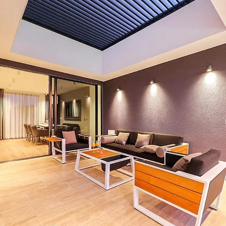 Sleeps 6 With Pool Air Con And Wifi Ugrinici