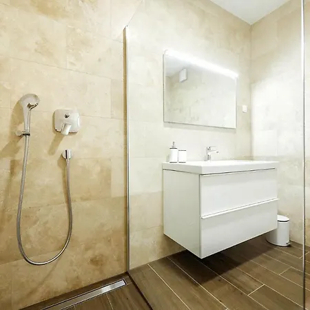 Sleeps 6 With Pool Air Con And Wifi *