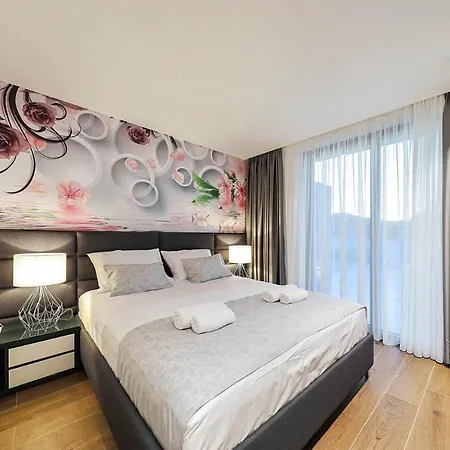 Sleeps 6 With Pool Air Con And Wifi *