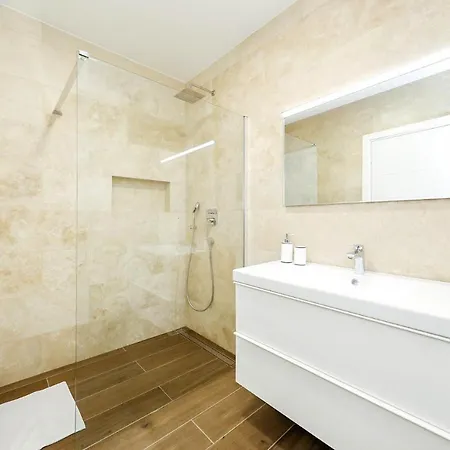 Sleeps 6 With Pool Air Con And Wifi * Ugrinici