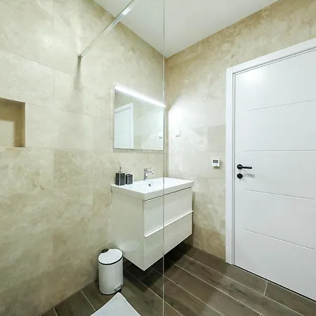 Sleeps 6 With Pool Air Con And Wifi *