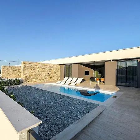 Sleeps 6 With Pool Air Con And Wifi Vila Ugrinici