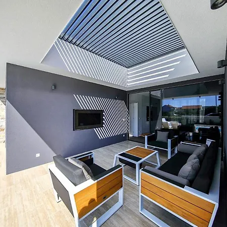 Vila Sleeps 6 With Pool Air Con And Wifi